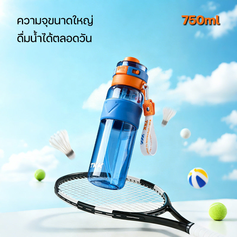 TKK ขวดน้ำเด็ก 750ml พ่นละอองคลายร้อน ดื่มได้ 2 แบบ Tritan BPA Free เหมาะไปโรงเรียน กีฬา กลางแจ้ง